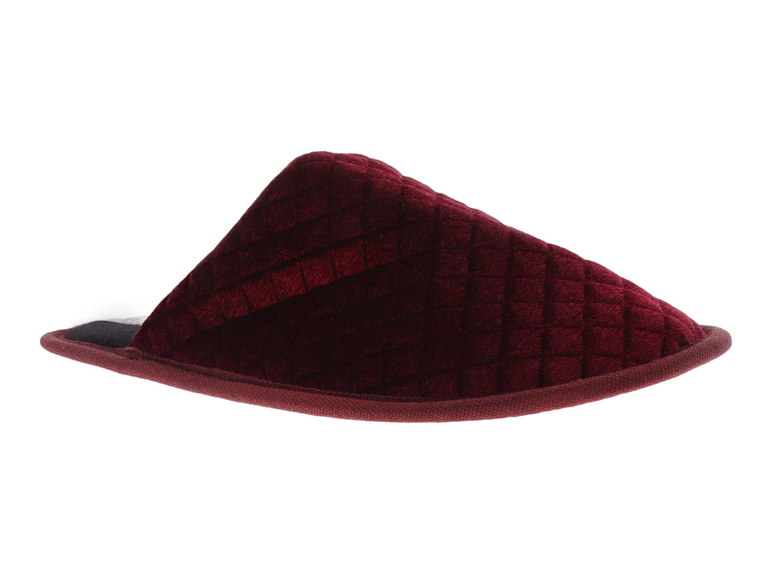 Pantufla de terciopelo color vino con diseño acolchado en forma de rombos.