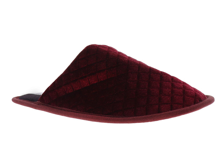 Pantufla de terciopelo color vino con diseño acolchado en forma de rombos.