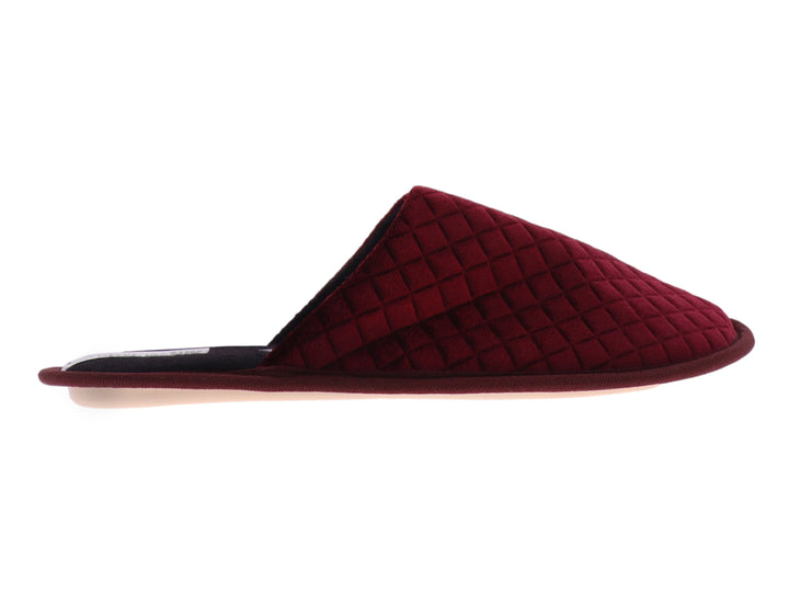 Pantufla de terciopelo color vino con diseño acolchado en forma de rombos.
