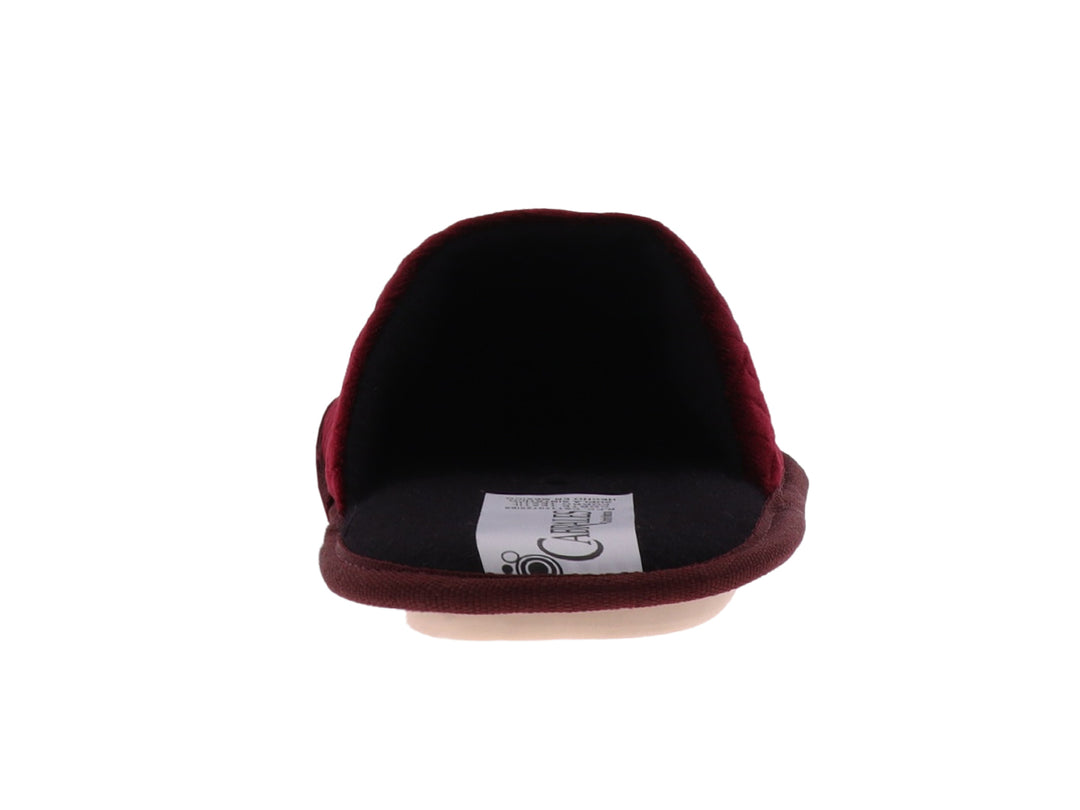 Pantufla de terciopelo color vino con diseño acolchado en forma de rombos.
