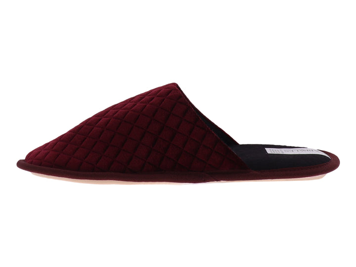 Pantufla de terciopelo color vino con diseño acolchado en forma de rombos.