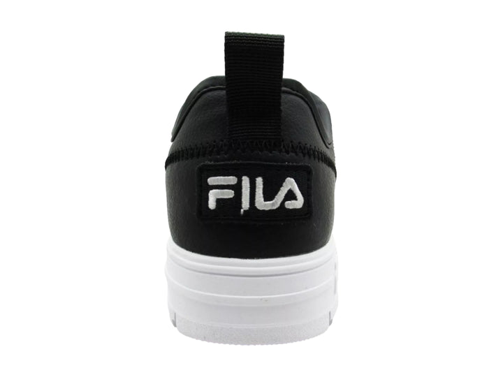 Tenis FILA Disruptor Court en color negro con suela blanca de plataforma y relieve dentado.