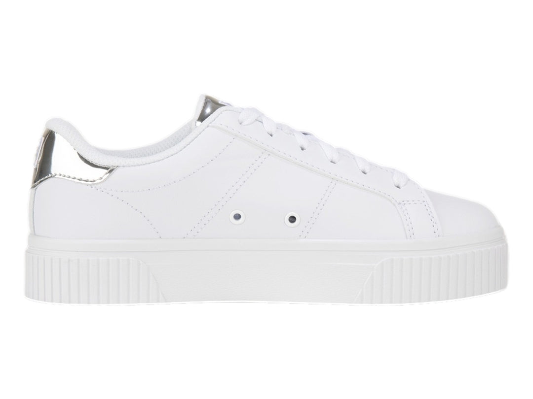 Tenis FILA blancos de plataforma con detalles en color plata metálico en el talón y la lengüeta.