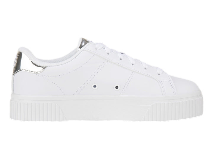 Tenis FILA blancos de plataforma con detalles en color plata metálico en el talón y la lengüeta.