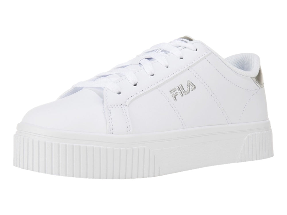 Tenis FILA blancos de plataforma con detalles en color plata metálico en el talón y la lengüeta.