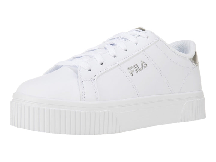 Tenis FILA blancos de plataforma con detalles en color plata metálico en el talón y la lengüeta.