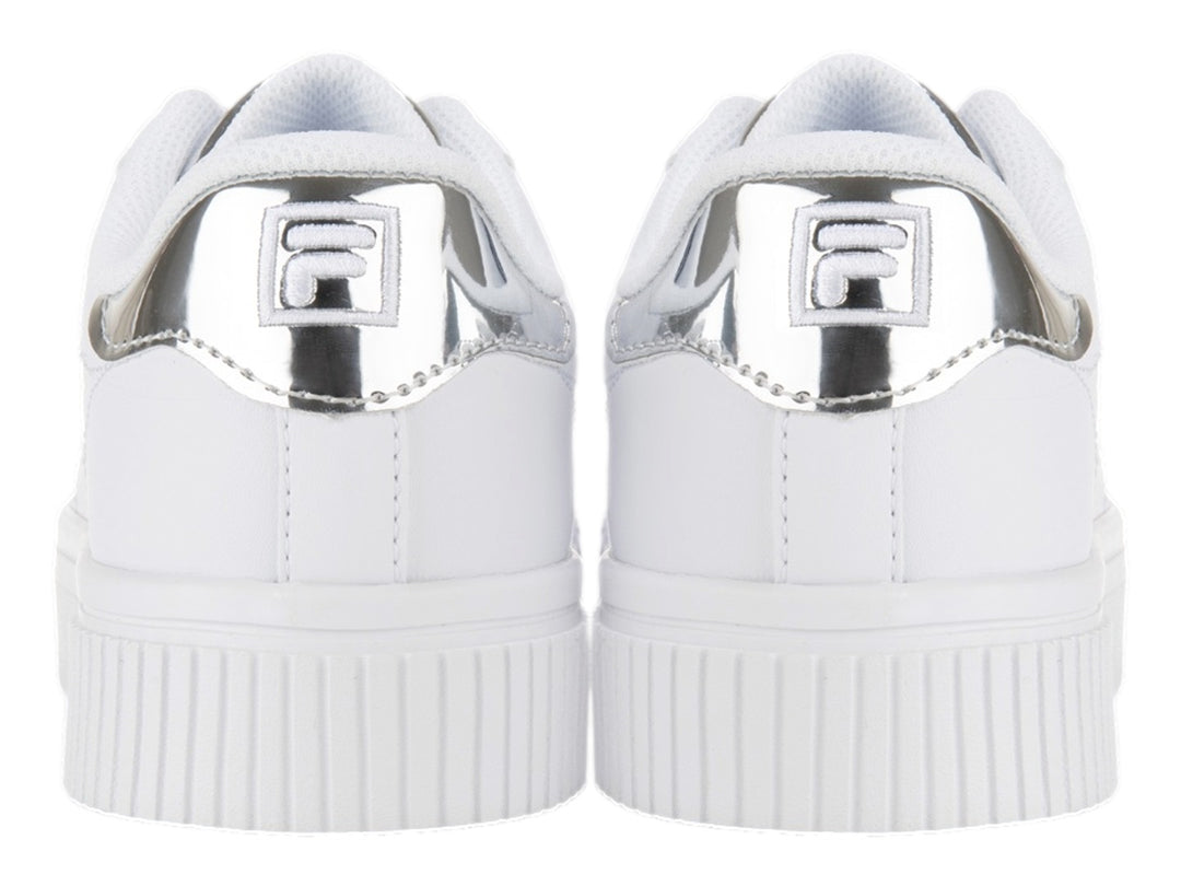 Tenis FILA blancos de plataforma con detalles en color plata metálico en el talón y la lengüeta.