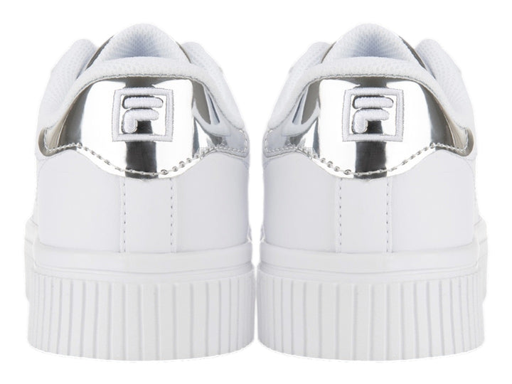 Tenis FILA blancos de plataforma con detalles en color plata metálico en el talón y la lengüeta.