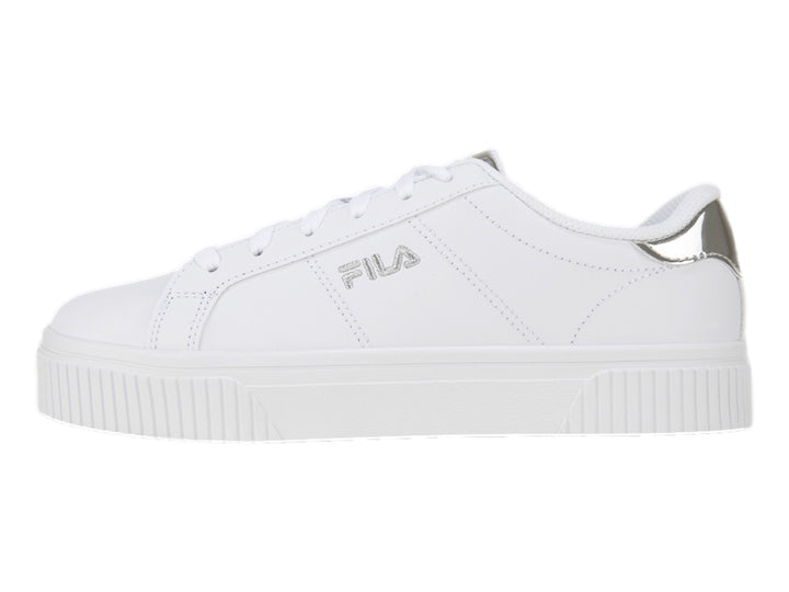 Tenis FILA blancos de plataforma con detalles en color plata metálico en el talón y la lengüeta.