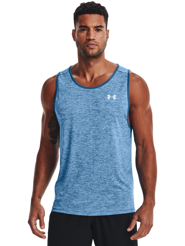 Hombre vistiendo una camiseta sin mangas Under Armour color azul jaspeado para deporte.