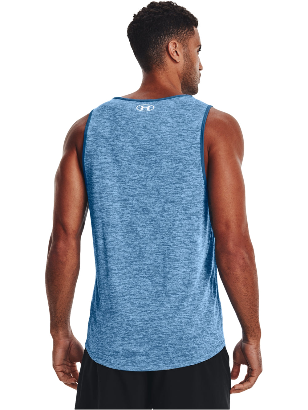 Hombre vistiendo una camiseta sin mangas Under Armour color azul jaspeado para deporte.