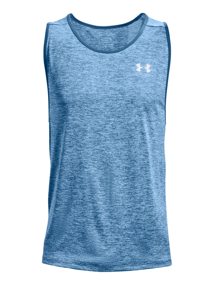 Hombre vistiendo una camiseta sin mangas Under Armour color azul jaspeado para deporte.