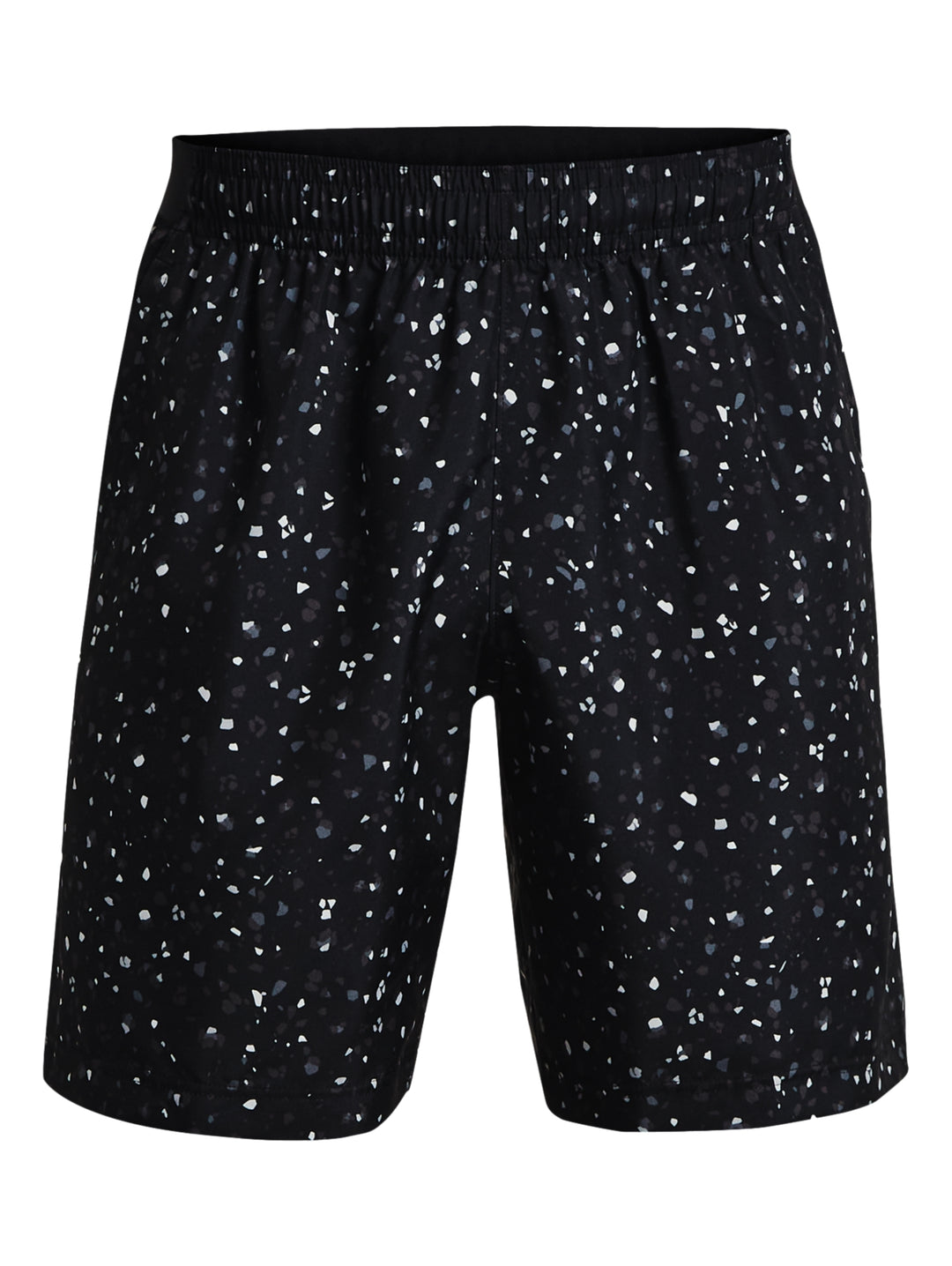 Hombre vistiendo shorts deportivos Under Armour color negro con estampado de pequeños puntos blancos.