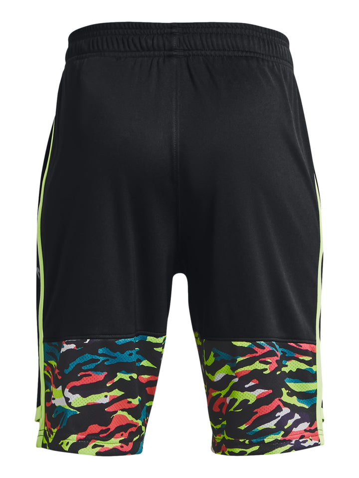 Shorts deportivos Under Armour color negro con detalles en verde neón y rojo en los costados.