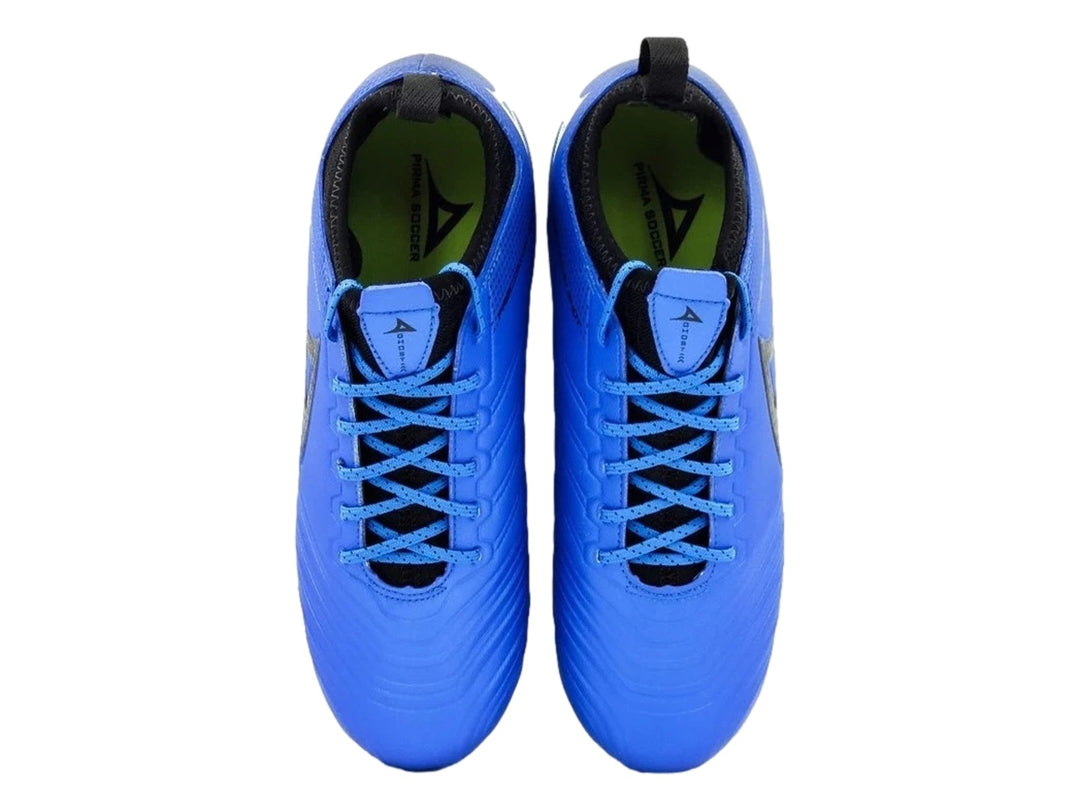 Zapato de fútbol Pirma Brasil color azul rey con detalles negros y tacos para pasto natural.