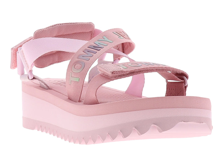 Sandalia de plataforma color rosa con correas ajustables y suela dentada.