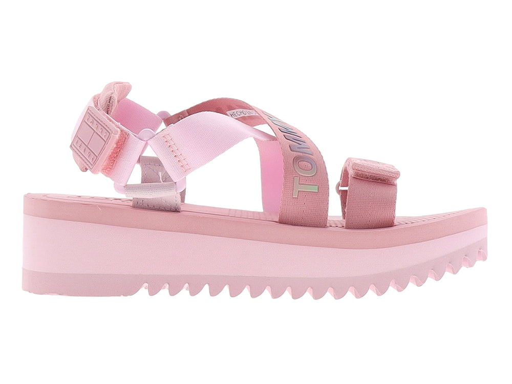 Sandalia de plataforma color rosa con correas ajustables y suela dentada.