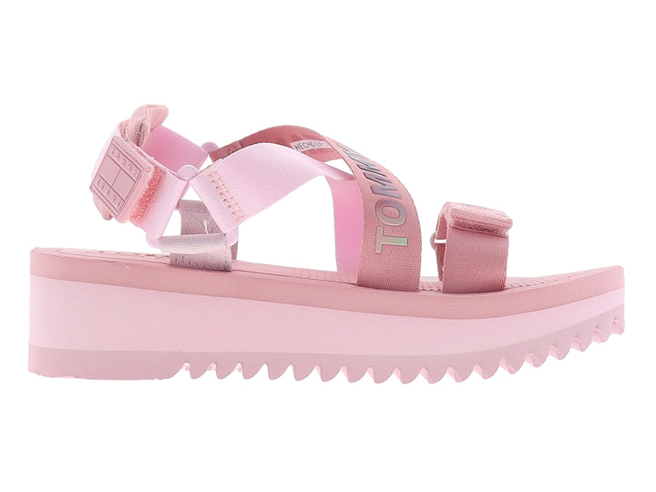 Sandalia de plataforma color rosa con correas ajustables y suela dentada.