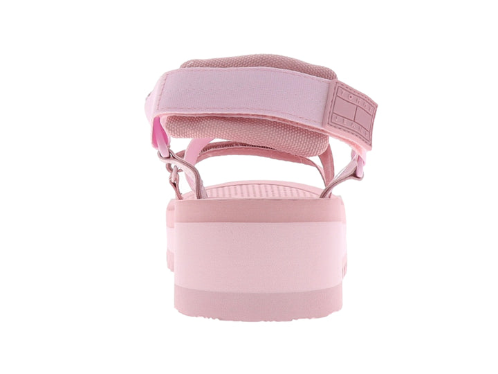 Sandalia de plataforma color rosa con correas ajustables y suela dentada.