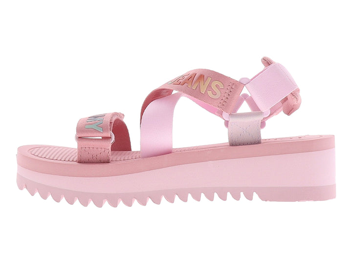 Sandalia de plataforma color rosa con correas ajustables y suela dentada.