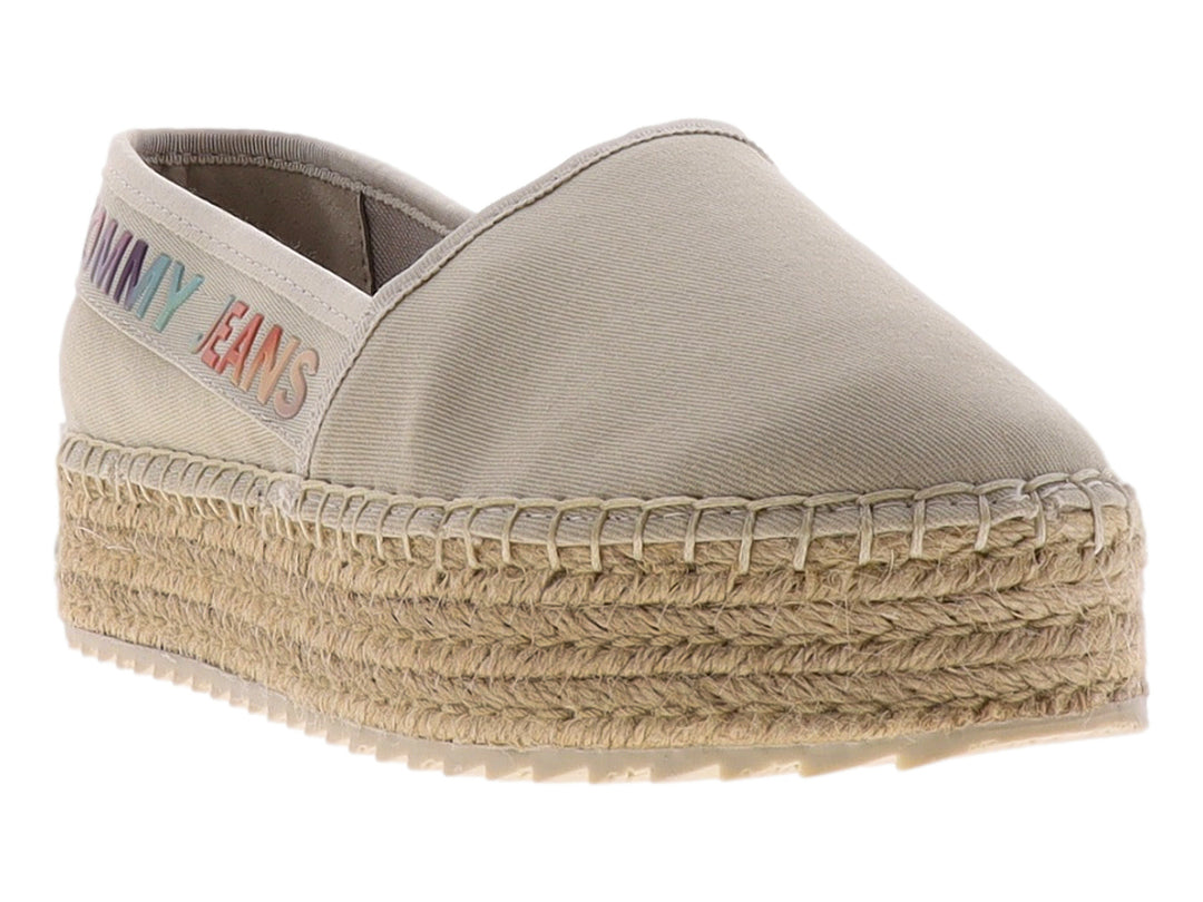 Zapato alpargata color arena con suela de cuerda de yute y detalle de marca en el lateral.