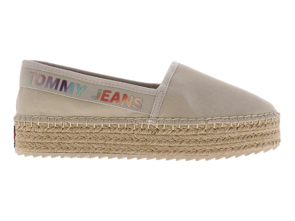 Zapato alpargata color arena con suela de cuerda de yute y detalle de marca en el lateral.