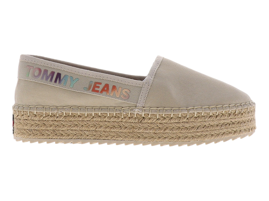 Zapato alpargata color arena con suela de cuerda de yute y detalle de marca en el lateral.