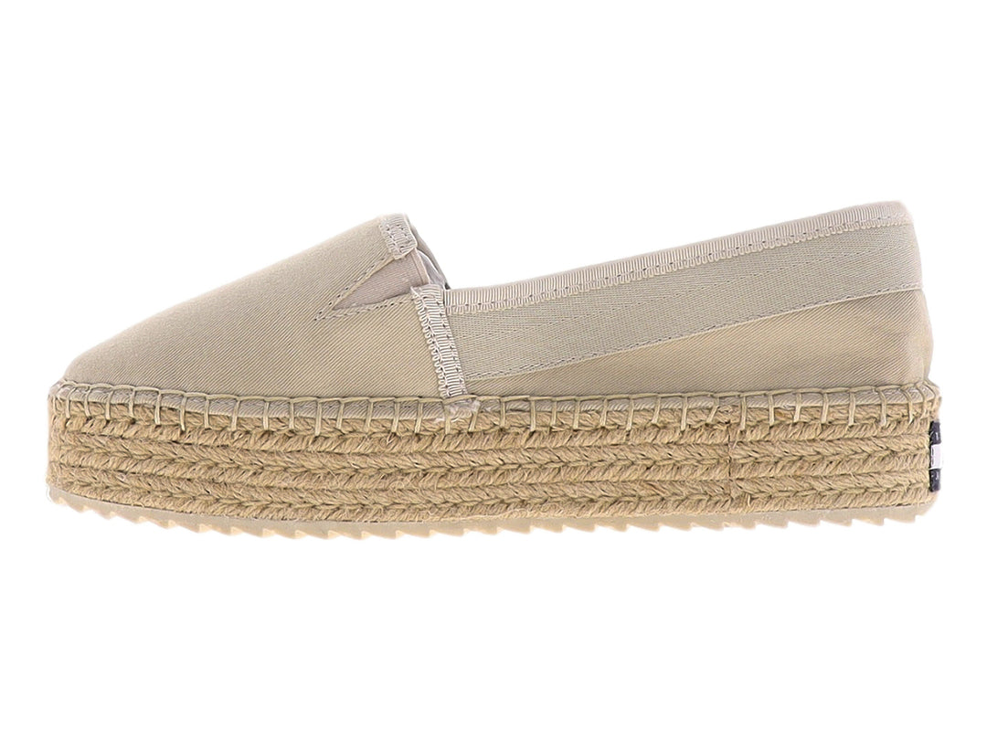 Zapato alpargata color arena con suela de cuerda de yute y detalle de marca en el lateral.
