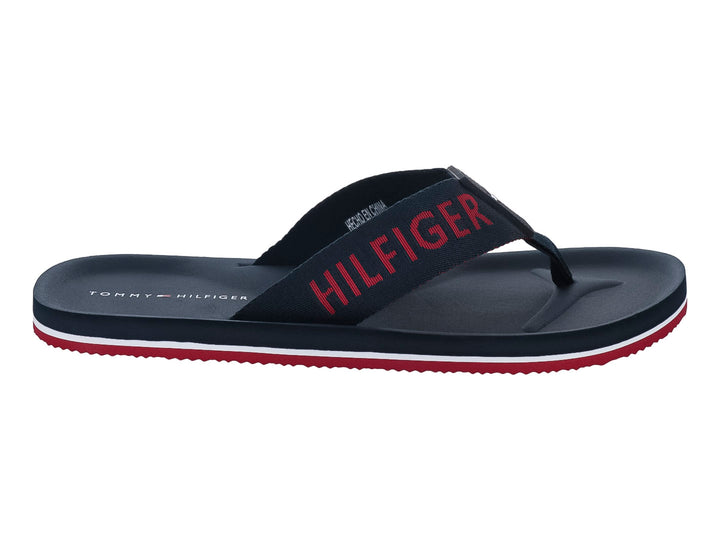 Sandalia de dedo Tommy Hilfiger en color azul marino con letras rojas y suela blanca y roja.