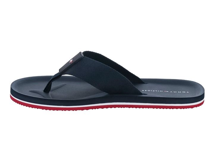 Sandalia de dedo Tommy Hilfiger en color azul marino con letras rojas y suela blanca y roja.