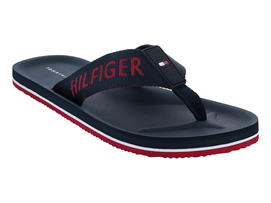 Sandalia de dedo Tommy Hilfiger en color azul marino con letras rojas y suela blanca y roja.