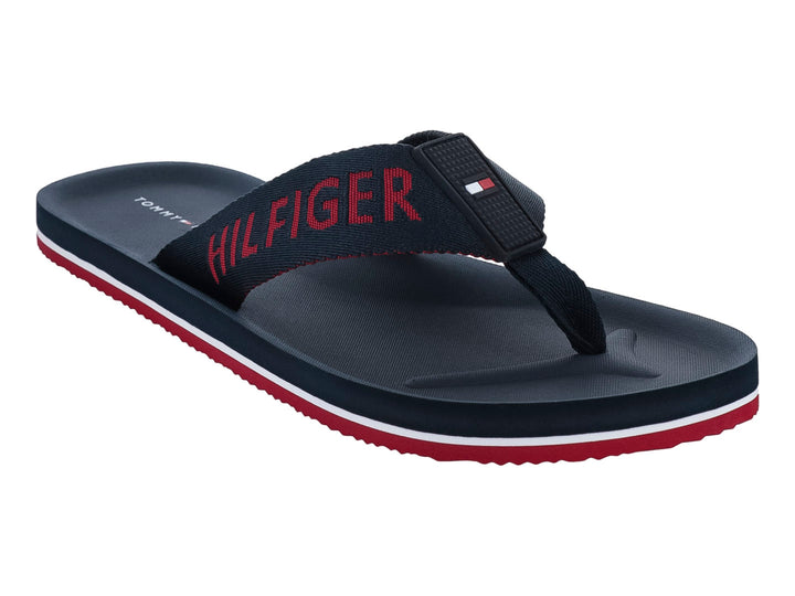 Sandalia de dedo Tommy Hilfiger en color azul marino con letras rojas y suela blanca y roja.