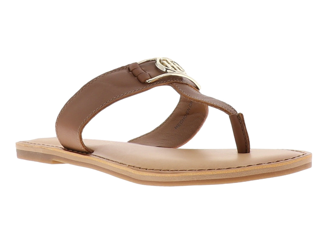 Sandalias planas Tommy Hilfiger color cognac con correa en T y detalle metálico dorado.