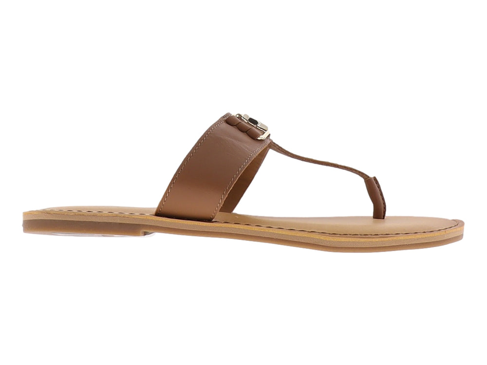 Sandalias planas Tommy Hilfiger color cognac con correa en T y detalle metálico dorado.