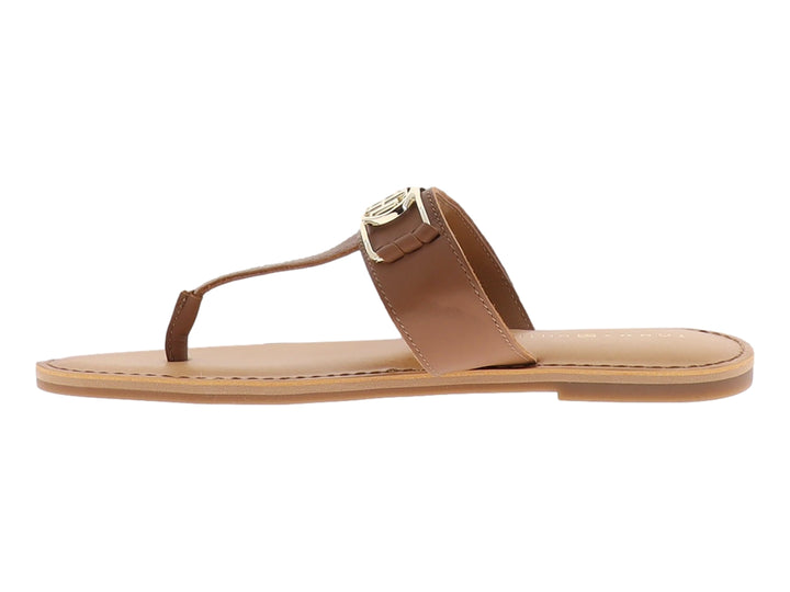 Sandalias planas Tommy Hilfiger color cognac con correa en T y detalle metálico dorado.