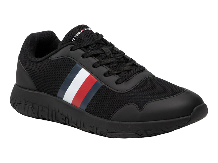 Tenis deportivos Tommy Hilfiger color negro con franja tricolor en el lateral y suela negra.