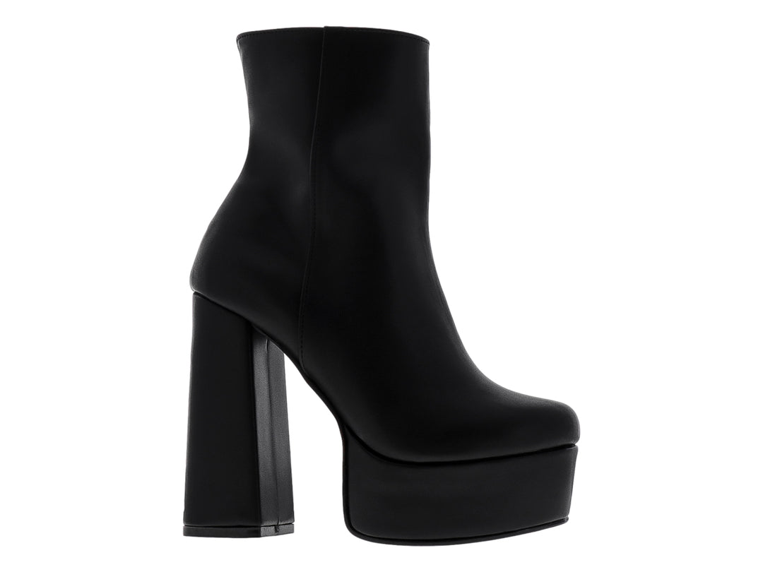 Bota negra de plataforma con tacón grueso y acabado liso.