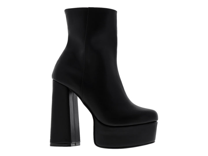 Bota negra de plataforma con tacón grueso y acabado liso.