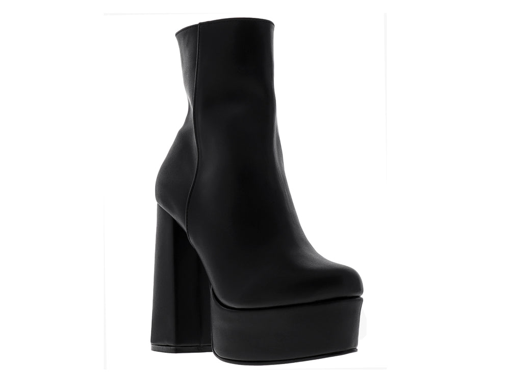 Bota negra de plataforma con tacón grueso y acabado liso.