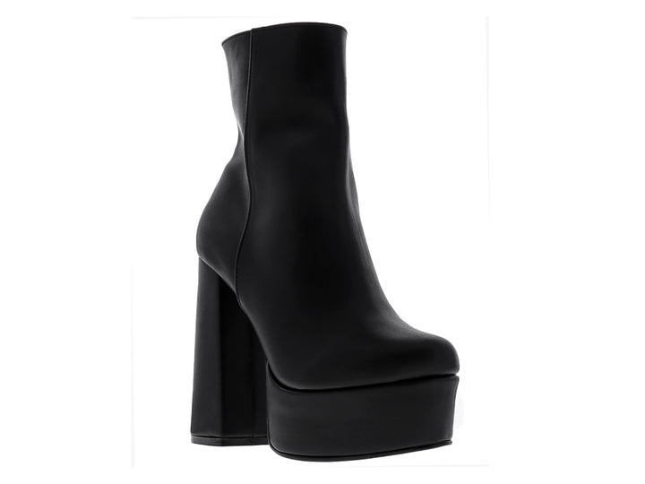 Bota negra de plataforma con tacón grueso y acabado liso.