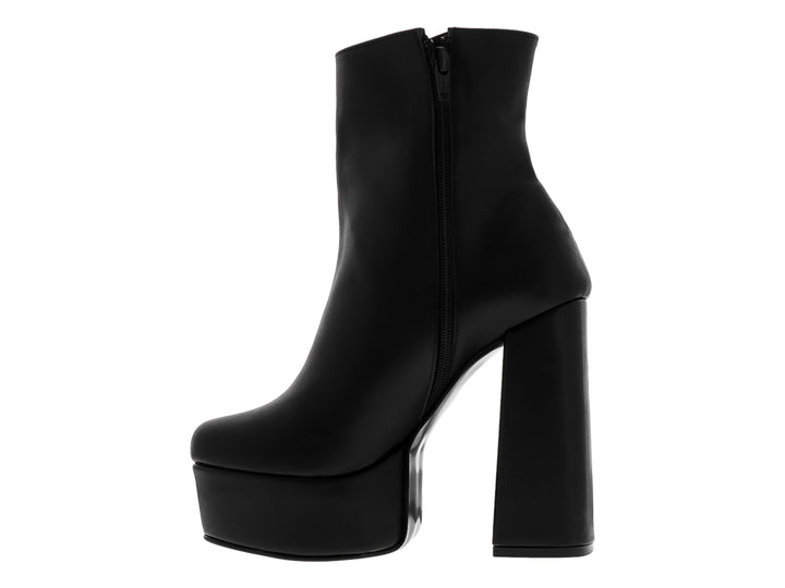 Bota negra de plataforma con tacón grueso y acabado liso.