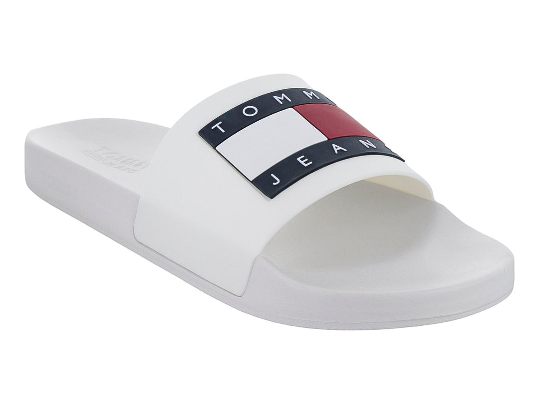 Sandalia tipo slide de color blanco con correa ancha y logotipo de Tommy Jeans.