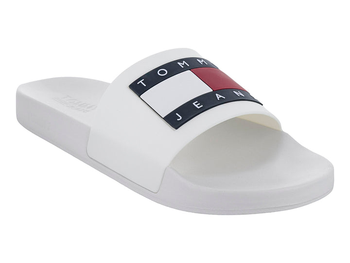 Sandalia tipo slide de color blanco con correa ancha y logotipo de Tommy Jeans.