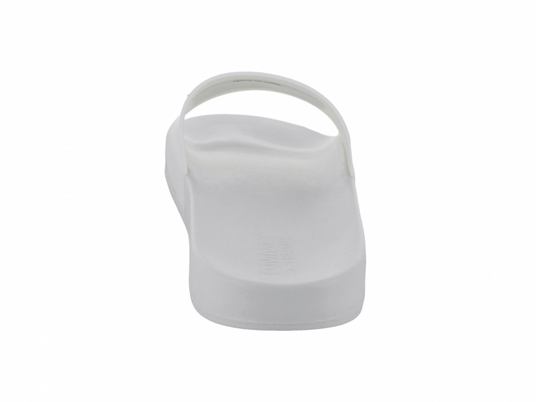 Sandalia tipo slide de color blanco con correa ancha y logotipo de Tommy Jeans.