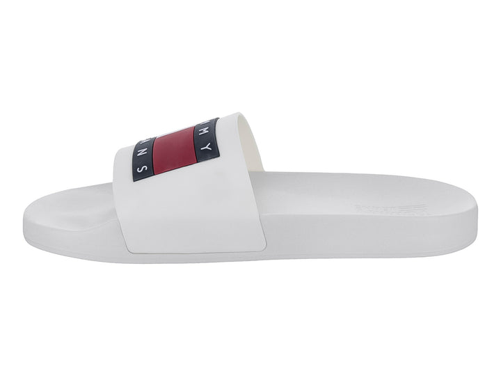 Sandalia tipo slide de color blanco con correa ancha y logotipo de Tommy Jeans.