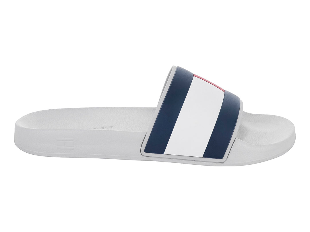 Sandalia slide Tommy Hilfiger en color gris con banda ancha en colores azul, blanco y rojo.