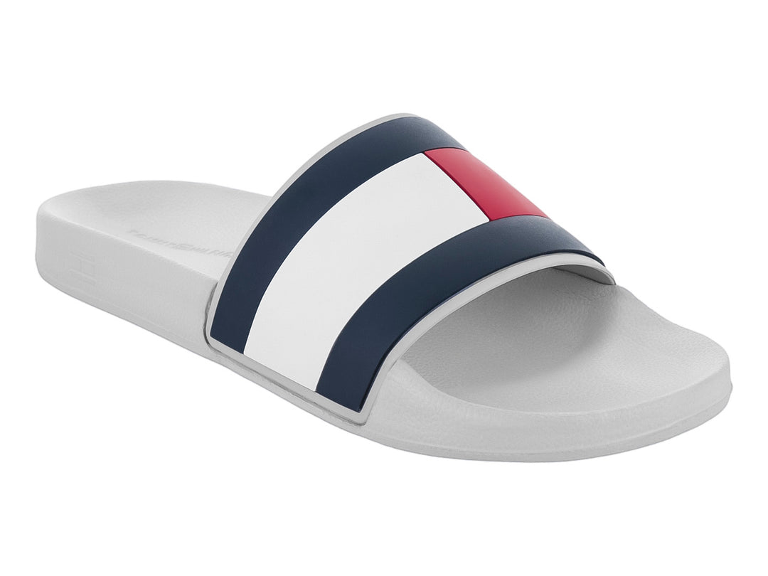 Sandalia slide Tommy Hilfiger en color gris con banda ancha en colores azul, blanco y rojo.