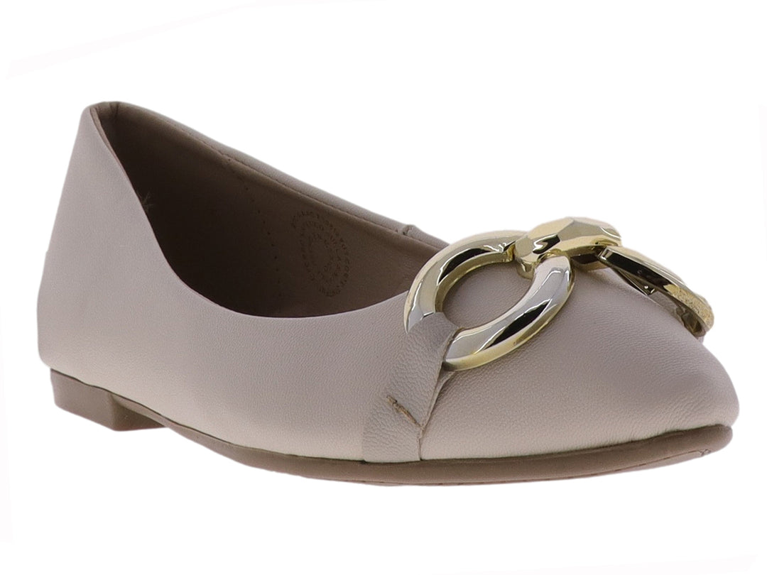 Zapato tipo ballerina color beige con adorno metálico dorado en la parte frontal.