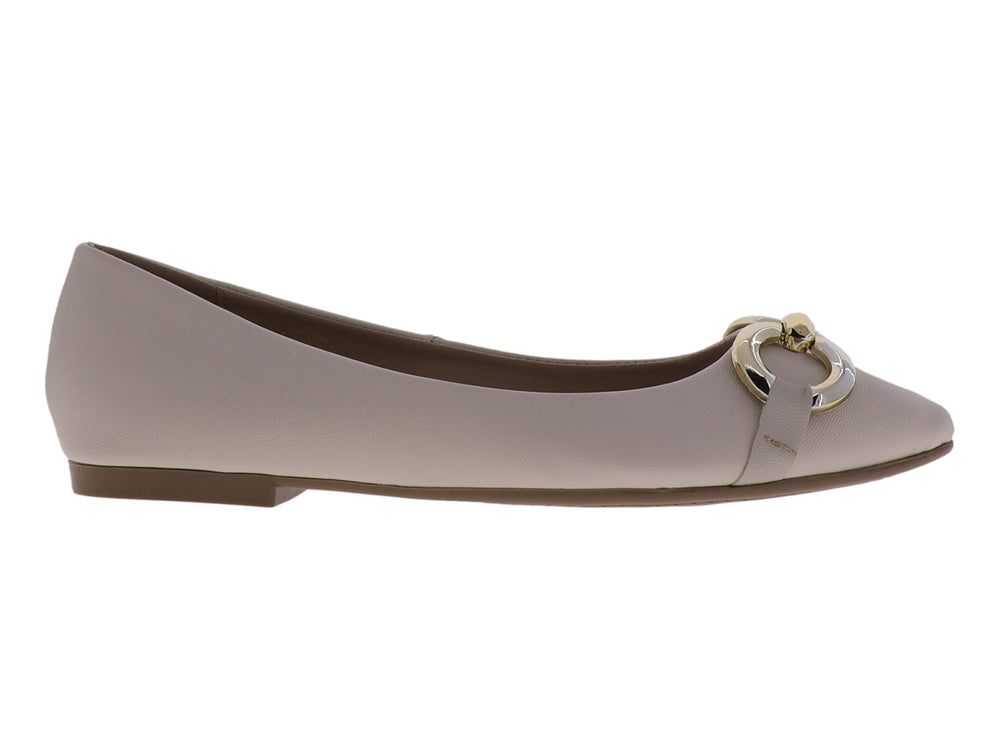Zapato tipo ballerina color beige con adorno metálico dorado en la parte frontal.