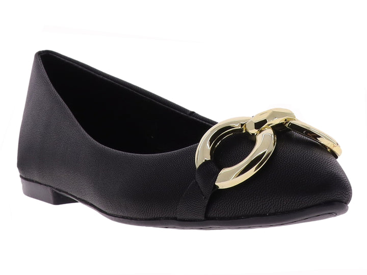 Zapato plano color negro con un adorno circular dorado en la parte frontal.